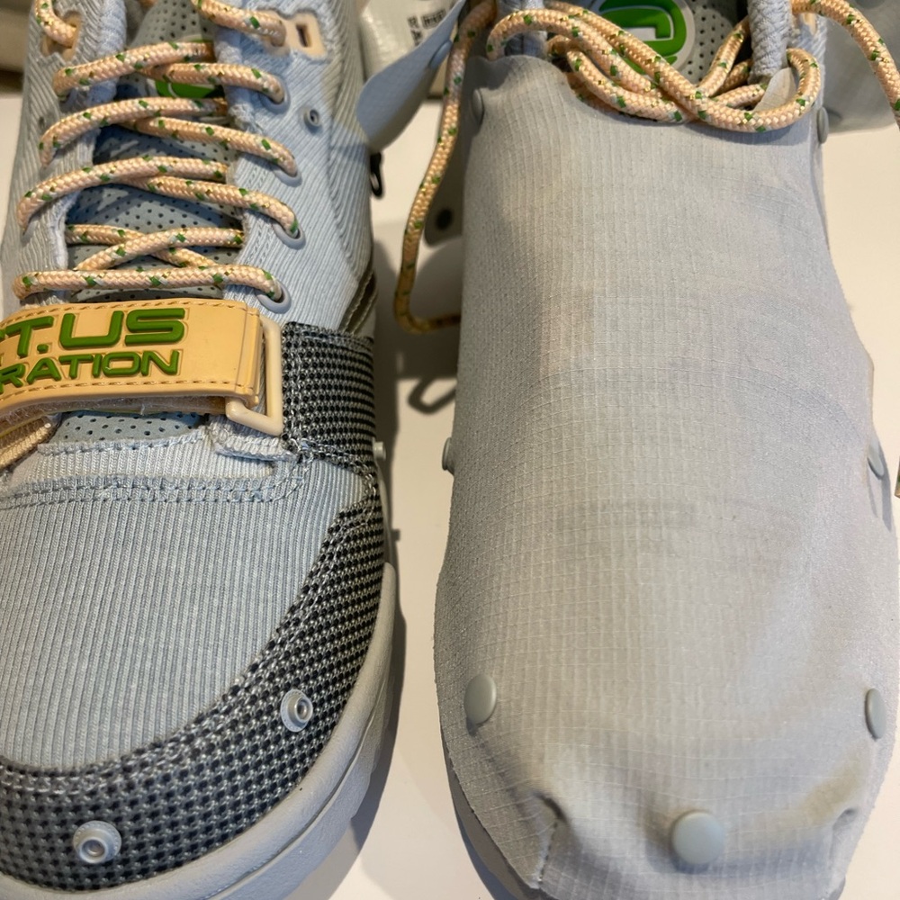Nike Athletic Shoes in Light Gray and Green ( UNISEX women 8.5/ men 7)